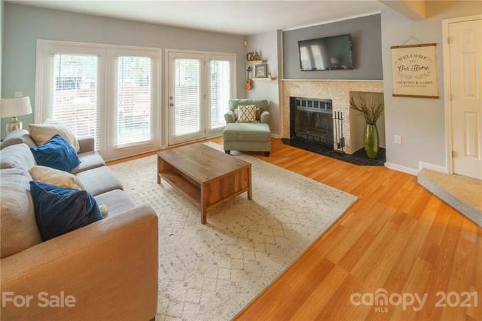 Building Photo - 423 W 8th St