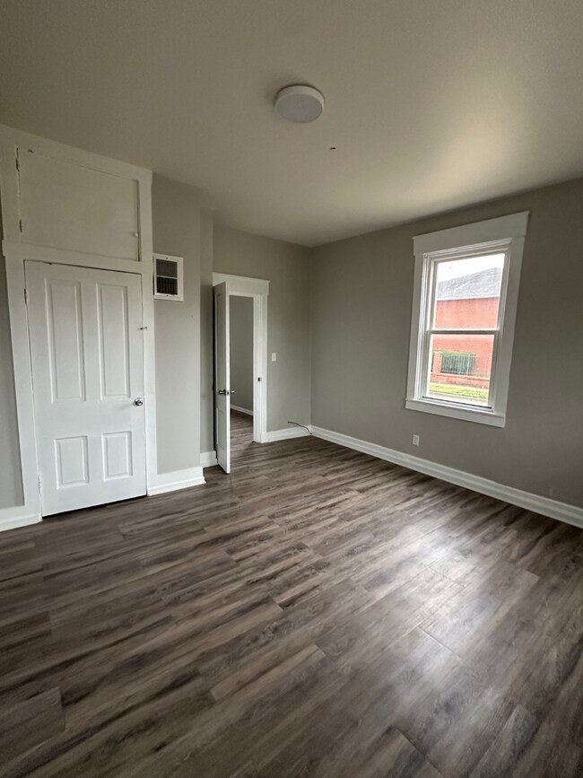 Building Photo - 603