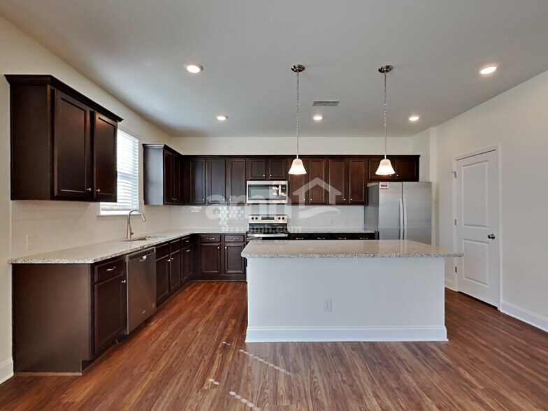 Building Photo - 157 Larragan Dr