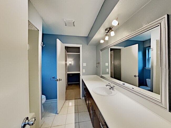 Building Photo - 2725 Forest Grove Dr