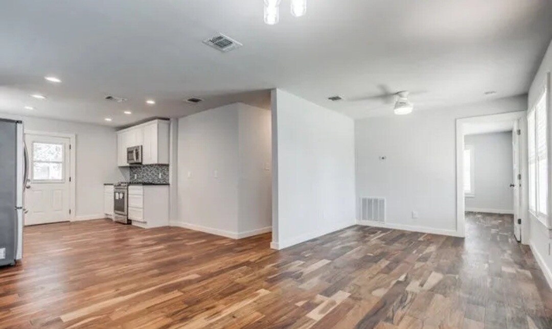Building Photo - 311 Clarence St