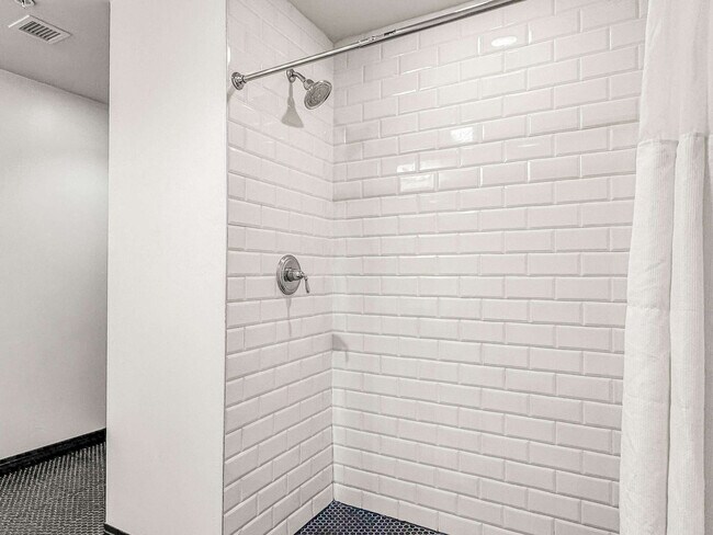 Building Photo - 555 Evergreen St