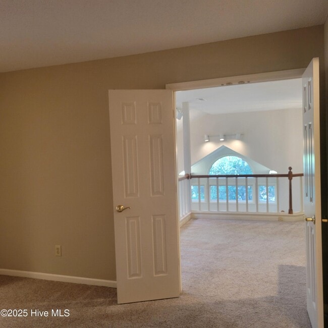 Building Photo - 301 Hampton Dr