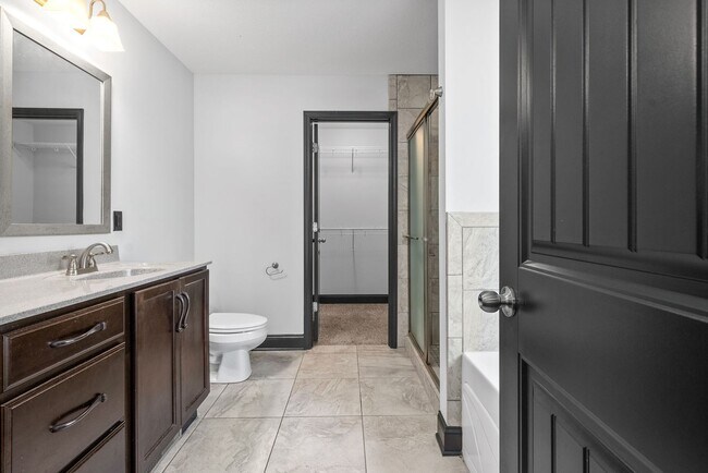 Building Photo - Pet Friendly Three Bedroom with Bonus in R...