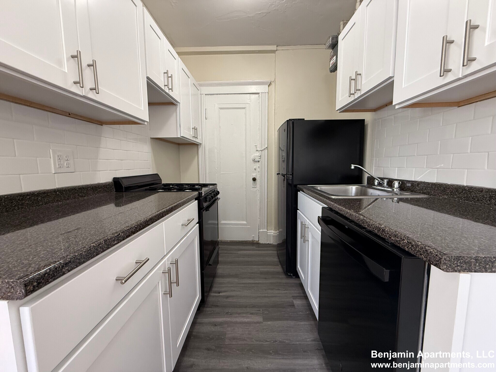 Building Photo - 458 Park Dr