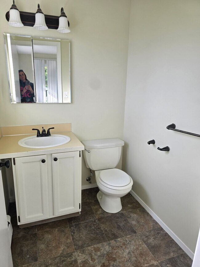 Building Photo - Amazing 3 bed with option for 4th bedroom ...