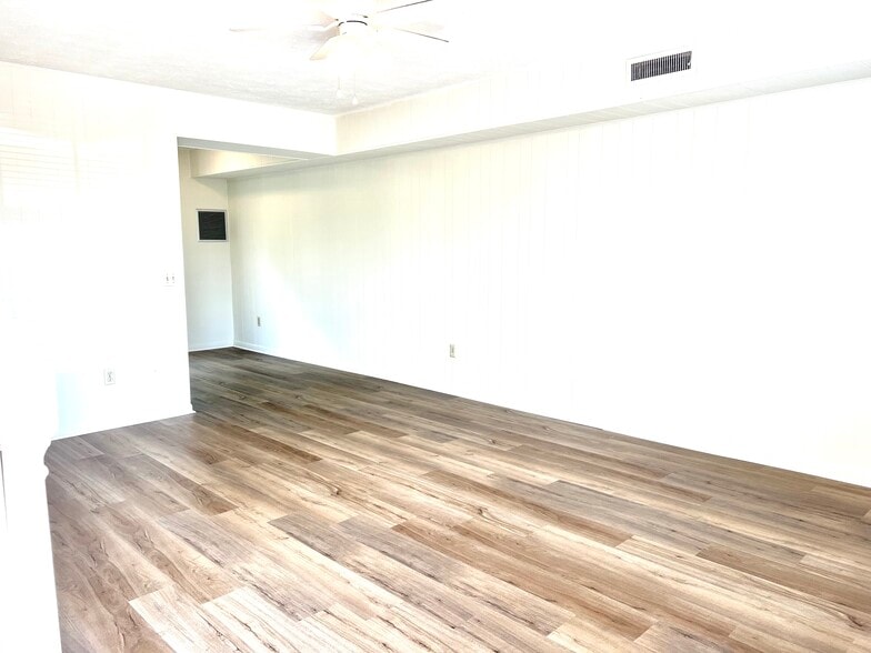 Building Photo - 3812 Memorial Blvd