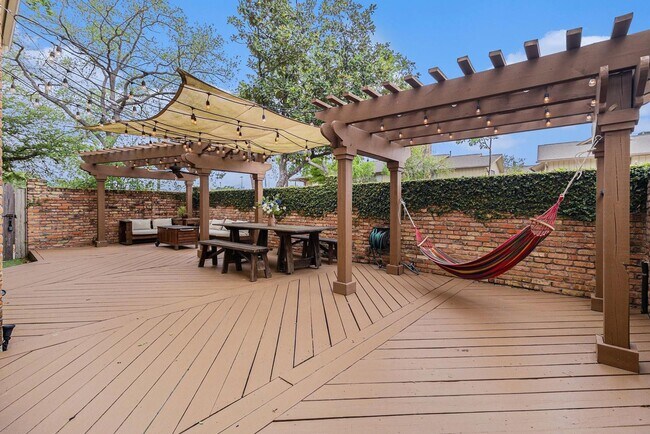 Building Photo - Updated 2-Bed, 2.5-Bath Patio Home Near Up...