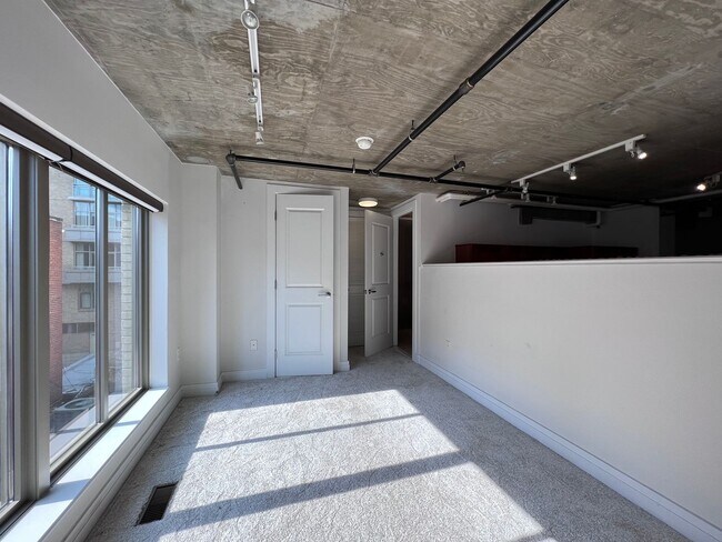 Building Photo - Large, Upgraded 2 Bed/2 Bath Loft off Mass...
