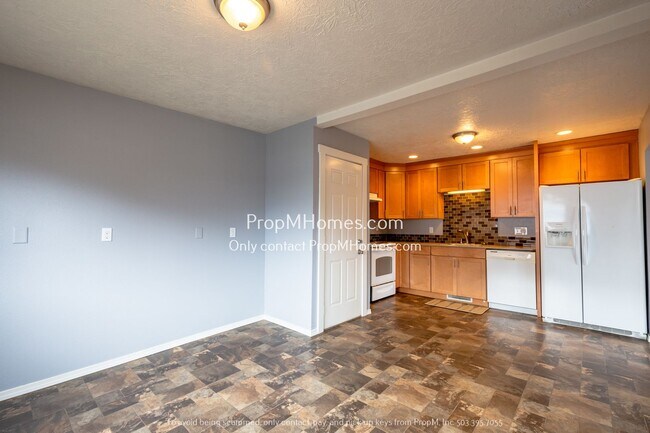 Building Photo - Rare Find - 3 Bedroom in Cully w/ Rentable...