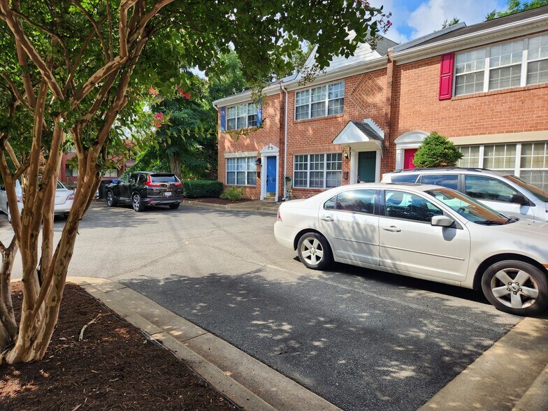 Building Photo - 4422 S Four Mile Run Dr