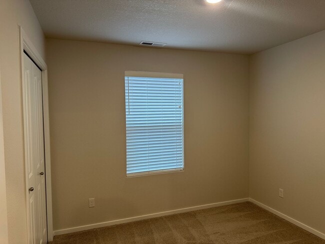 Building Photo - Newer 4 bedroom 2.5 bathroom house! AVAILA...