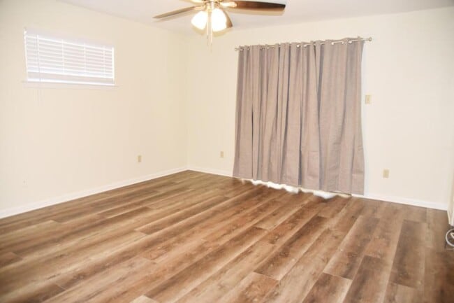 Building Photo - 713 Oxford Ave