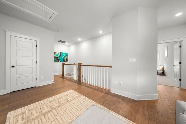 Building Photo - 2506 Lola Ave