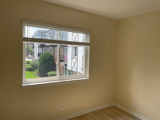 Building Photo - 9449 Bay Colony Dr