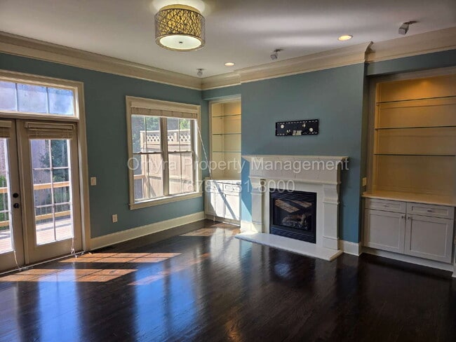 Building Photo - Gorgeous Townhouse near Ansley Mall!