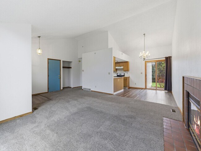 Building Photo - Bright & Spacious 3 Bed Home with Vaulted Ceilings & Fenced Yard