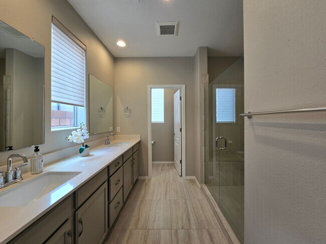 Building Photo - Modern Santa Fe Townhome
