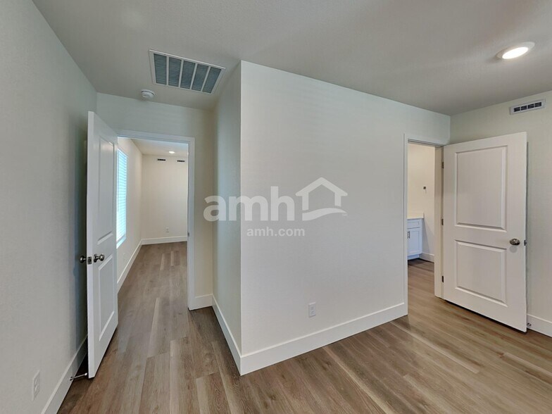 Building Photo - 8763 N Begonia Ct