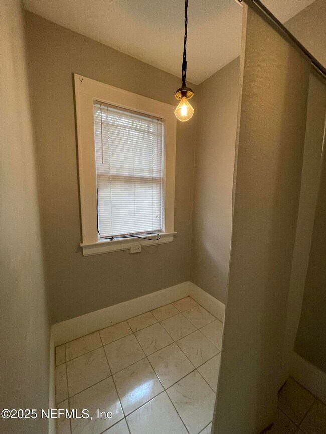 Building Photo - 2137 Dellwood Ave