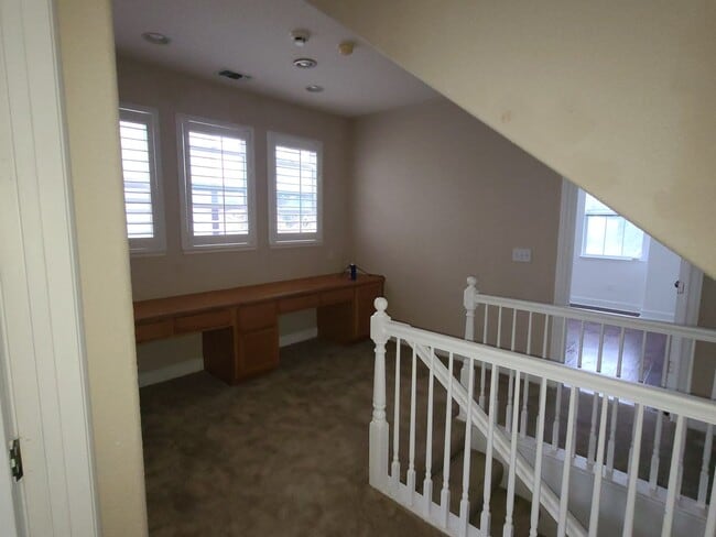 Building Photo - Beautiful Tri-Level Home in Hercules