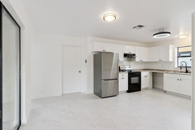 Building Photo - 527 Glade Ct