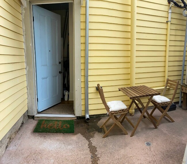 Building Photo - 832 Touro St