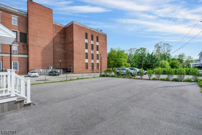 Building Photo - 25 Maple Ave