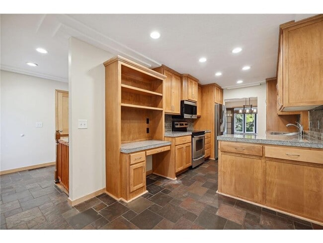 Building Photo - 6802 Cottonwood Ln N