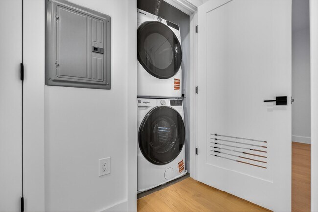 Building Photo - 160 Brunswick St