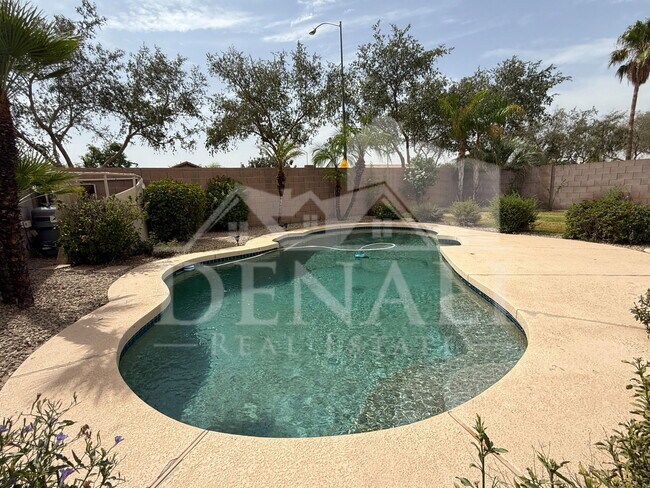 Building Photo - 805 S Esmeralda