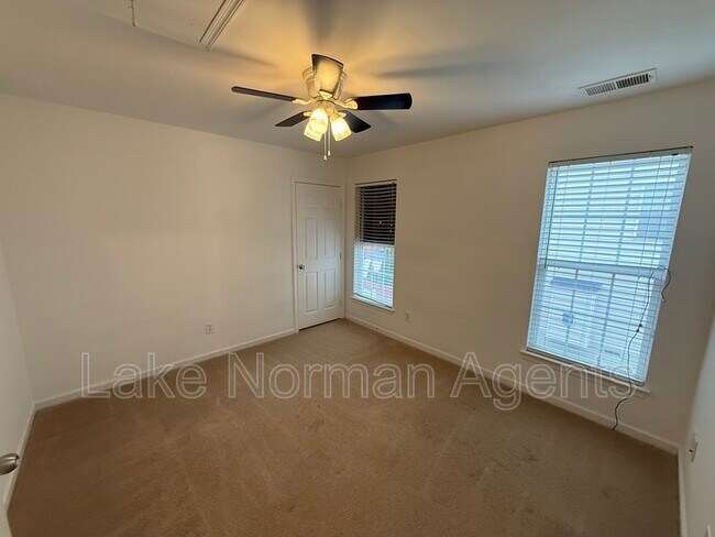 Building Photo - 15622 Troubadour Ln