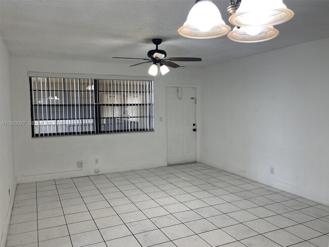 Building Photo - 2632 Riverside Dr