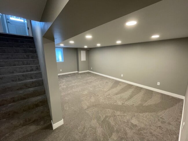 Building Photo - Updated, Modern, 4 Bed, 2 Bath, 3+Car Garage