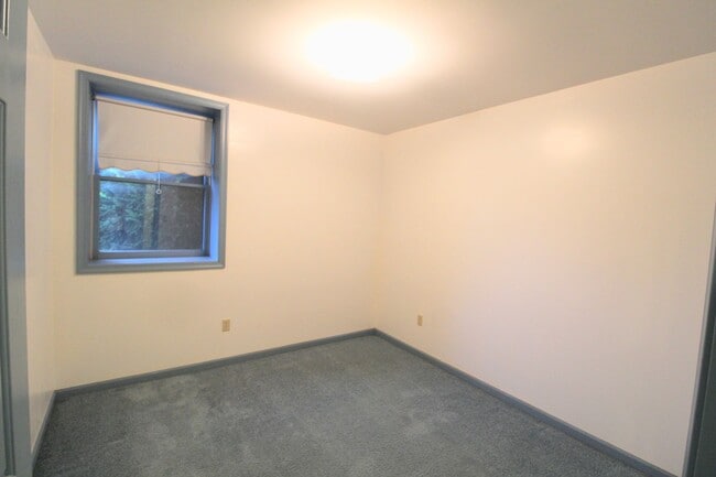 Building Photo - For Rent: Spacious Ranch-Style Home with S...