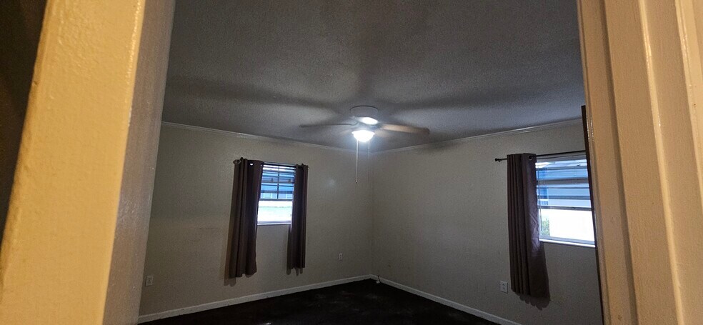 Front room - 31259 Fernway St