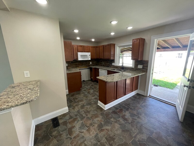 Building Photo - 324 E Center St