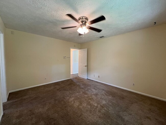 Building Photo - Adorable 3/2 on large corner lot