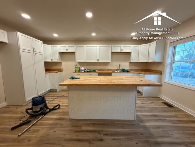 Building Photo - 703 W 7th St