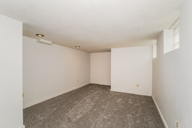 Building Photo - Cozy Charm Meets Natural Light – 2-Bed in ...