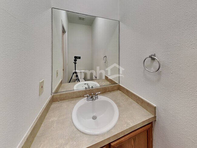 Building Photo - 6013 Midcrown Dr