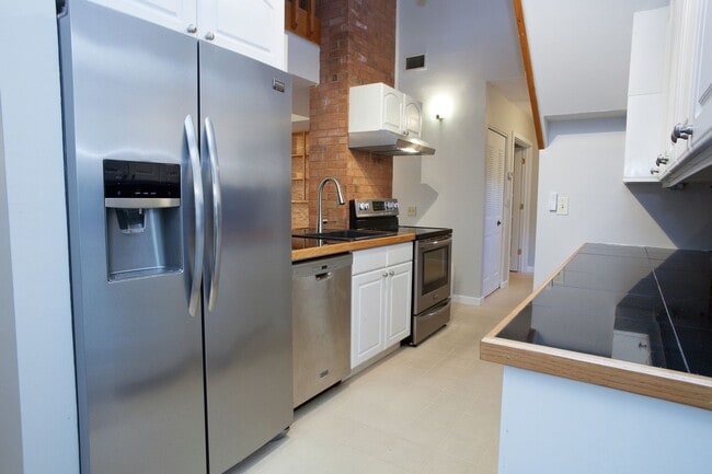 Building Photo - Stratton Forest Condo