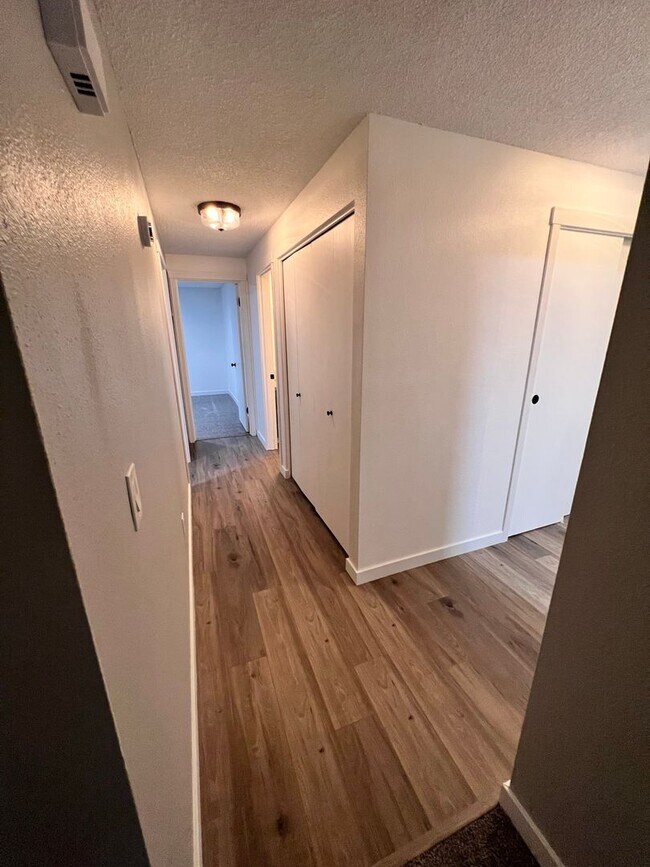 Building Photo - Duplex Must See Stunning Updated 2BR/1BA/1 car garage Avail. June 5th