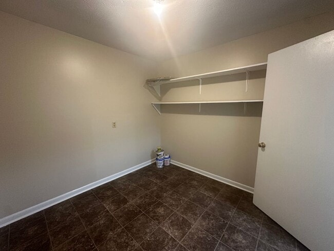 Building Photo - 927 Pinecliff Dr