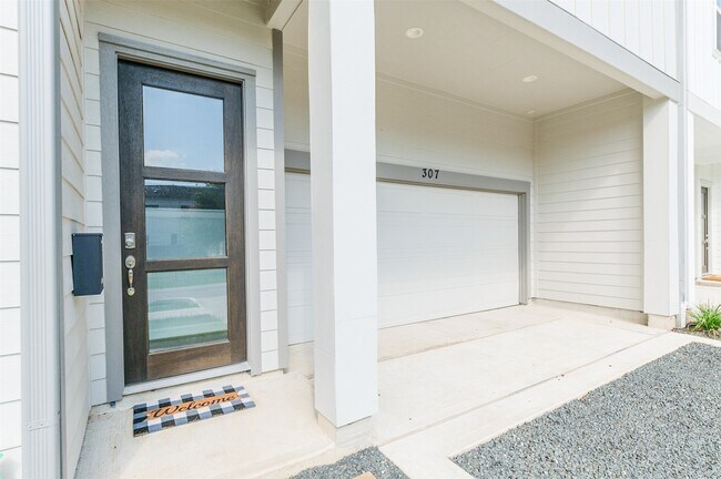 Building Photo - 307 Parker St