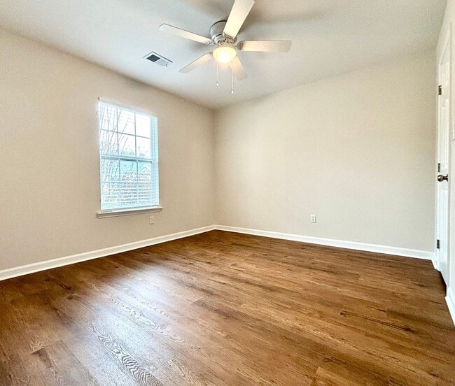 Building Photo - 327 Greendale Pl