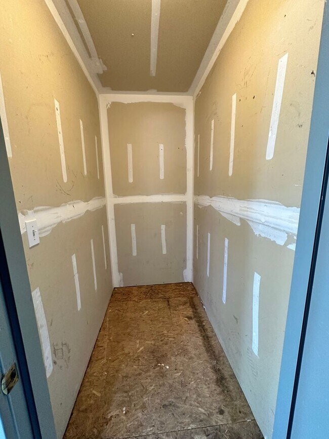 Building Photo - Newly renovated in 2024 2 bedroom 2 bathroom apartment available soon.