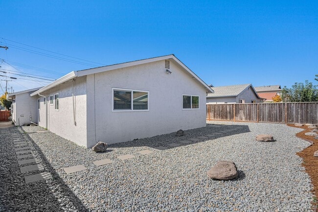 Building Photo - 339 Magnolia Dr