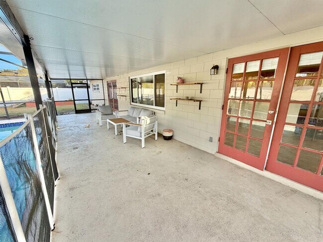 Building Photo - 653 Sherwood Dr