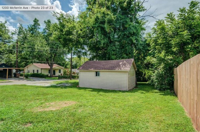 Building Photo - 2 bd/ 1bth w/ heated storage shed/studio, fenced yard